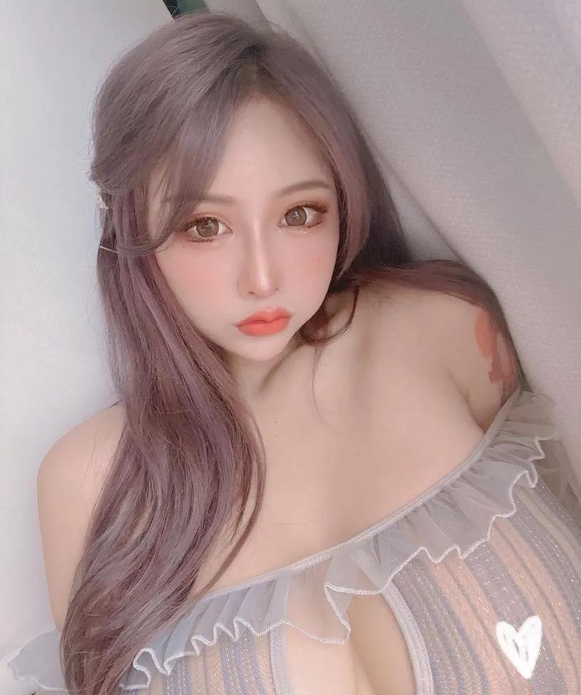 性感小狮女「穿热裤骑重机」辣翻，「浑圆屁股蛋」火辣曝光！(11)