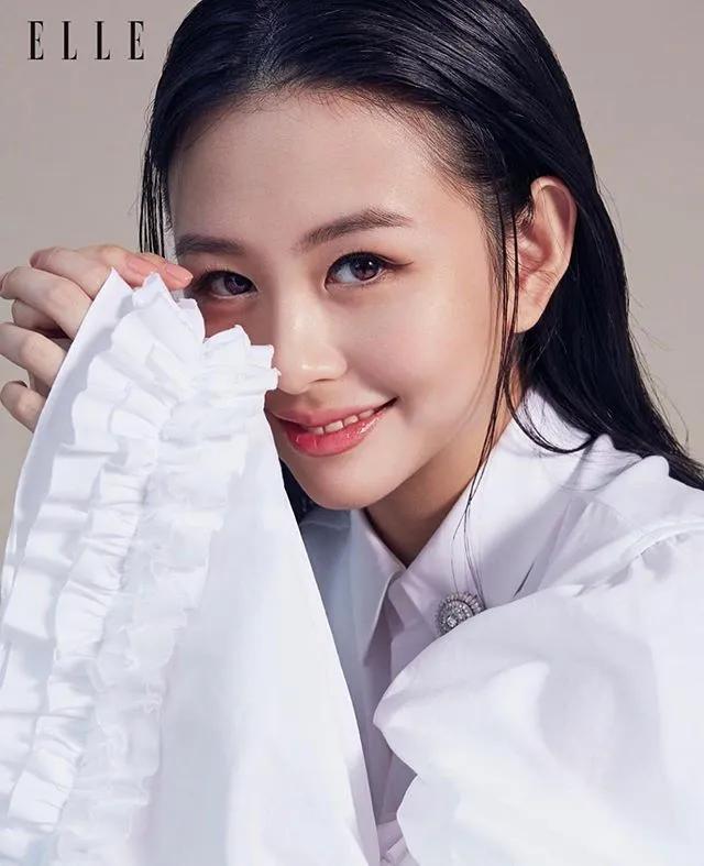 被酸民嫌太胖！邱淑贞爱女「沈月」上传绝美近照...网友惊呼：脸变尖了！(15)