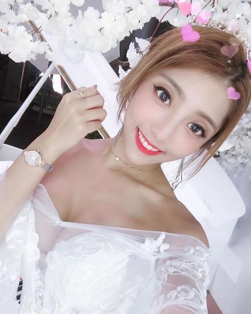 正妹「Lola 萝拉」白纱造型深沟好凶，超甜笑容温暖你的心！-小湿妹图(2)