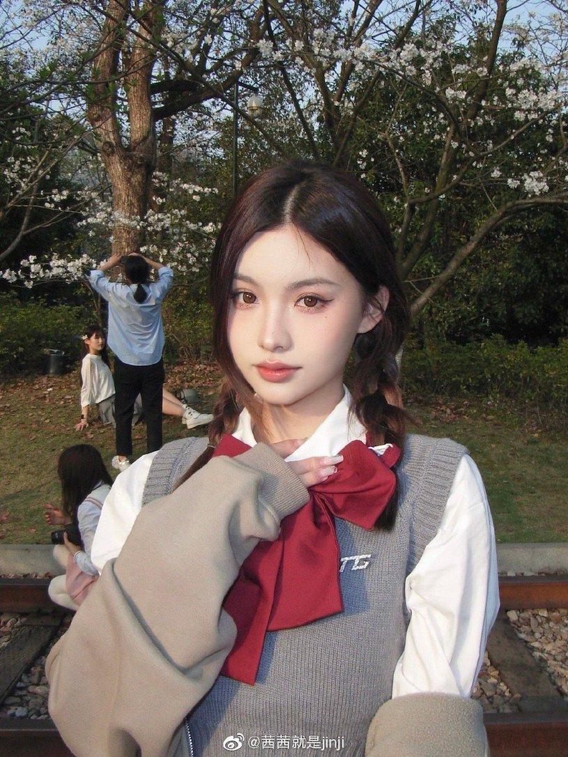 冷艳混血感妹子「纯欲造型超诱人」，行走时「火辣S曲线」太撩人！-小湿妹图(9)