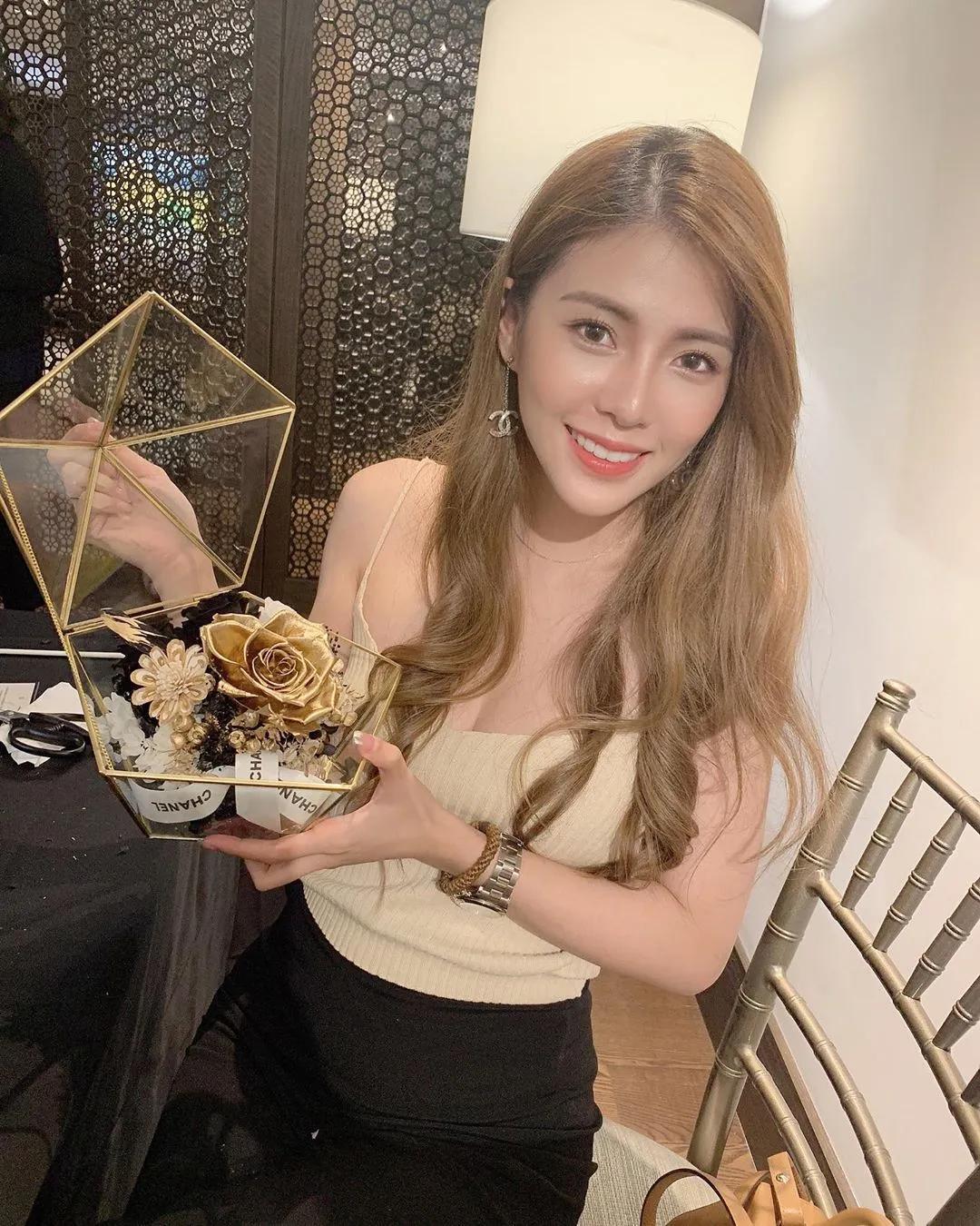 正妹面容姣好性感爆奶 展现傲人身材(8)