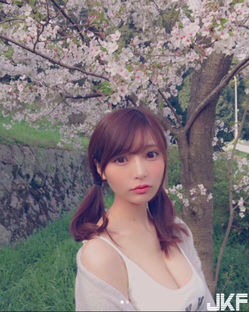 甜美大奶妹的「压胸日常」！上围太丰满「美乳包不住」！衣服永远都变小一号啊！-小湿妹图(8)