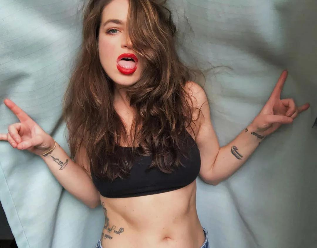 美国搞怪少女把口罩当比基尼穿　「三点防护」超到位…宣传力超越政令-小湿妹图(11)