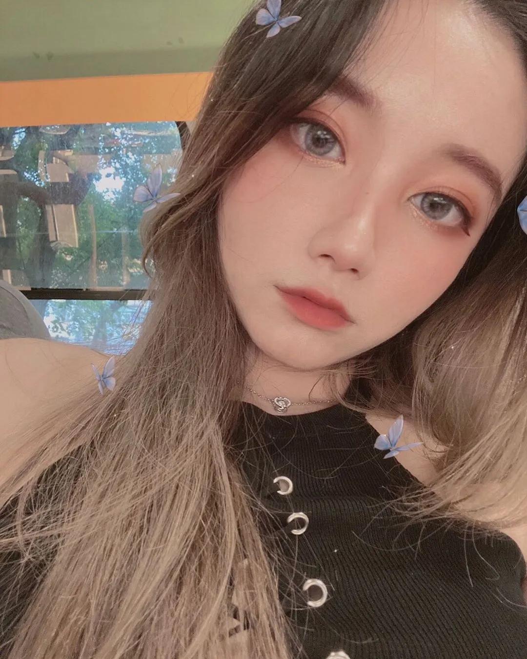 UNI妖孽 美乳身材快撑破.....这太邪恶了(1)