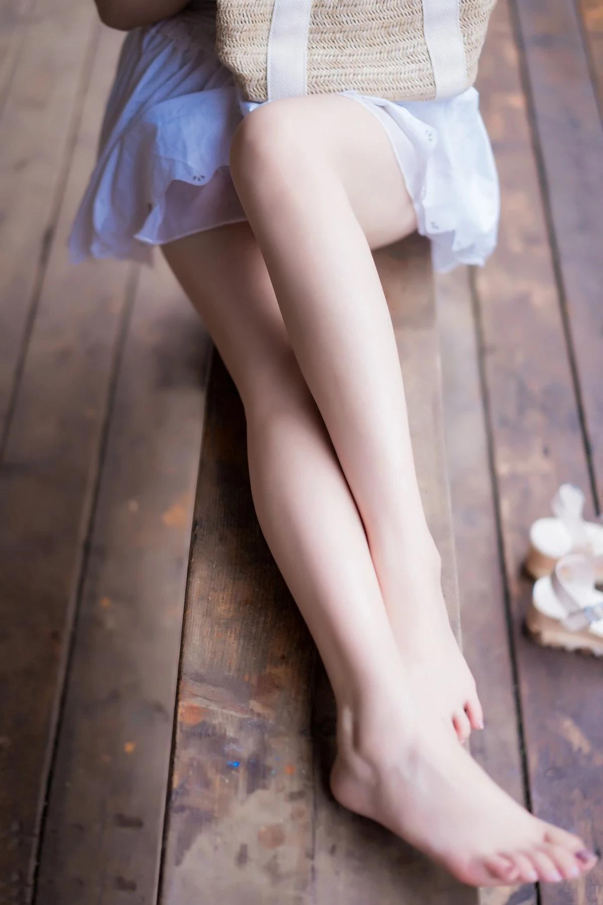 [喵糖映畫]Vol.414_草帽美少女戶外花園性感白色弔帶連身裙秀美腿迷人寫真37P(36)