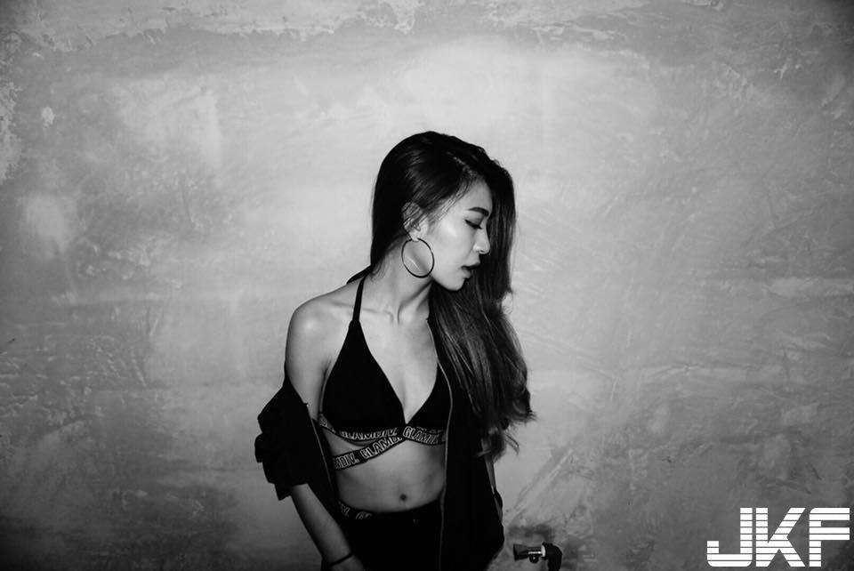 腿控快来！大马「健美正妹」紧致身材还有超长美腿！眼睛还疯狂放电！(23)