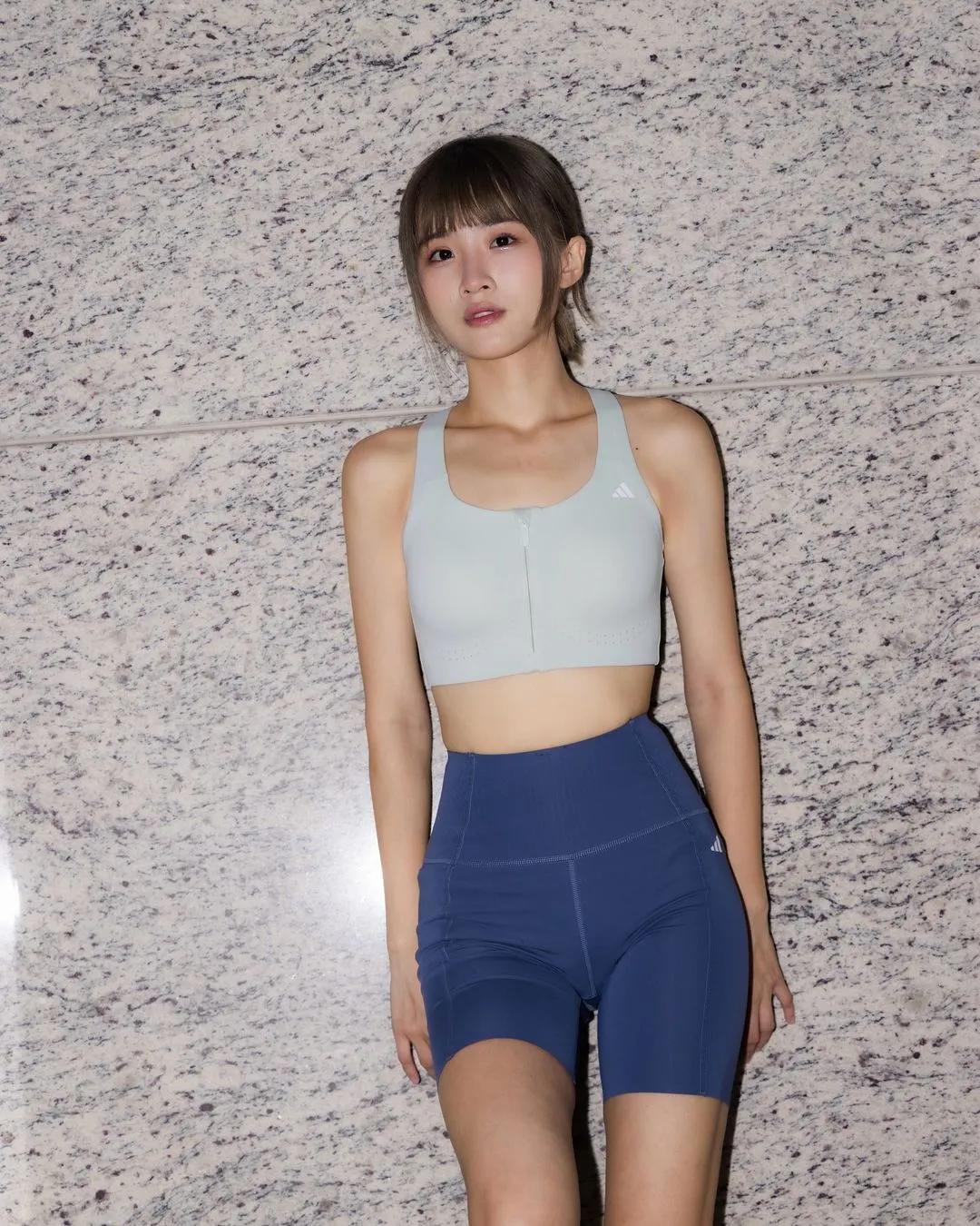 「凯伊KAiiカイ」大秀性感姿态 撩人尺度大开(3)