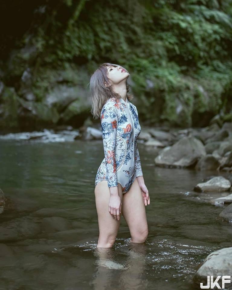 地表最辣边缘人「蓉蓉ちゃん」超透白衬衫森林漫步　微乳「粉红色」偷偷晕开-小湿妹图(8)