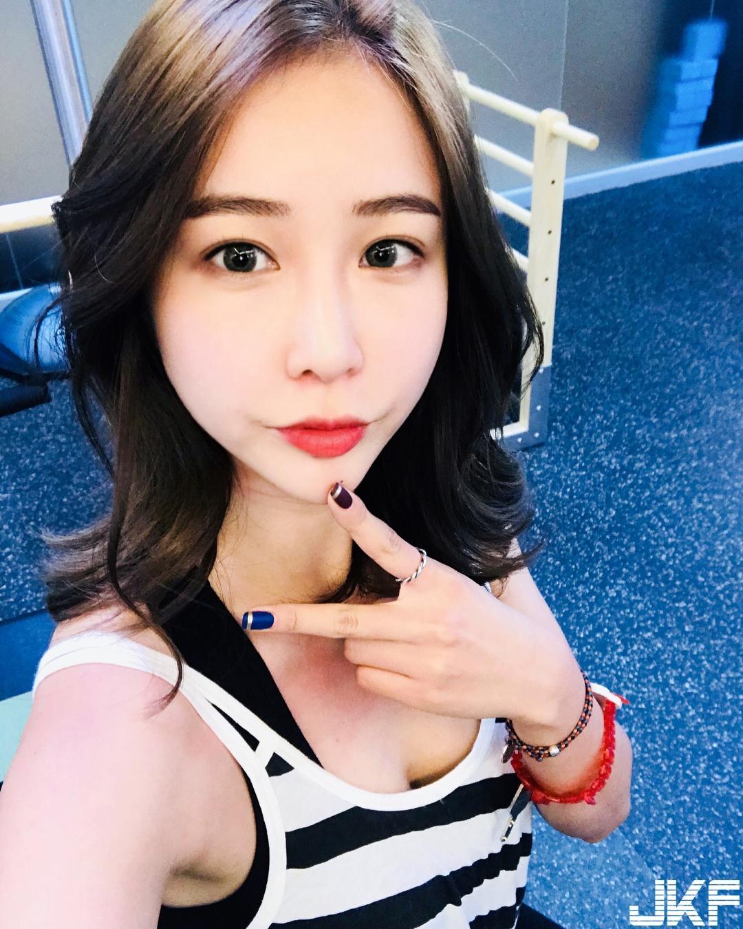 妹子挖空深Ｖ「可爱圆乳」爆出来…「白嫩蚁腰」让人忍不住掐一把！(9)