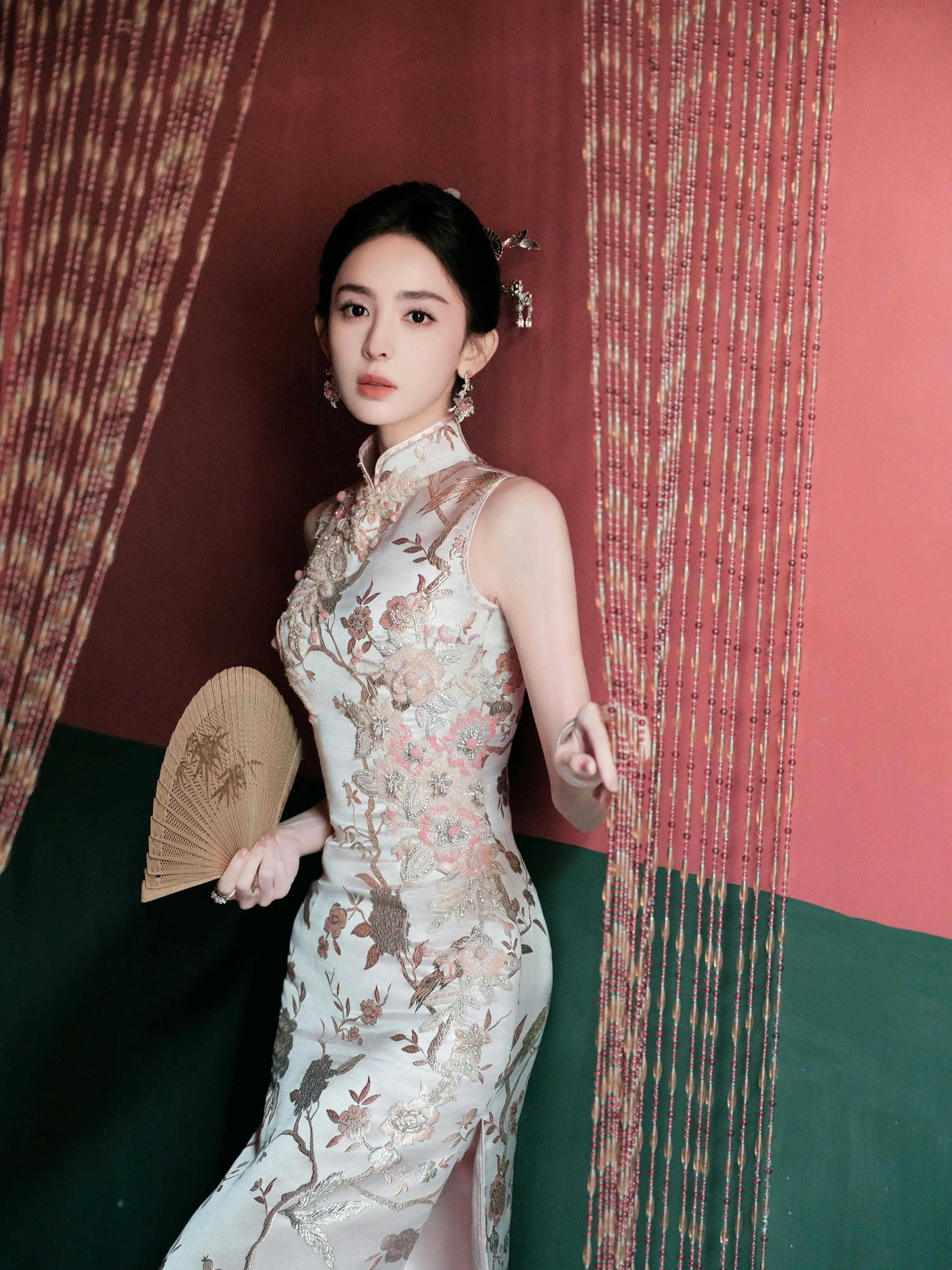 旗袍勾勒窈窕身姿，光影凸显清冷气质—古力娜扎[高清套图](4)