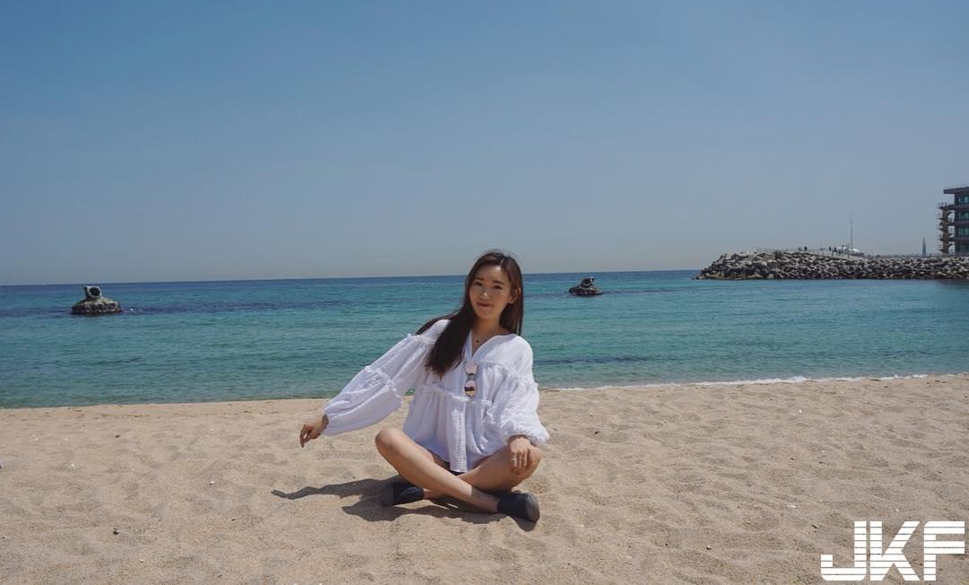 素人妹子短裙大秀「美嫩长腿」横扫路面，路人忍不住回头看，腿控注意啦！-小湿妹图(12)