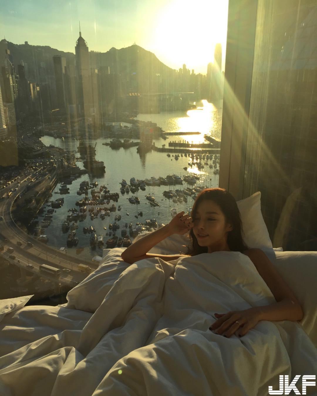 正妹「裸身盖被」美嫩肌肤遮不住…「养眼画面」让人精力旺盛站的直挺挺！-小湿妹图(3)