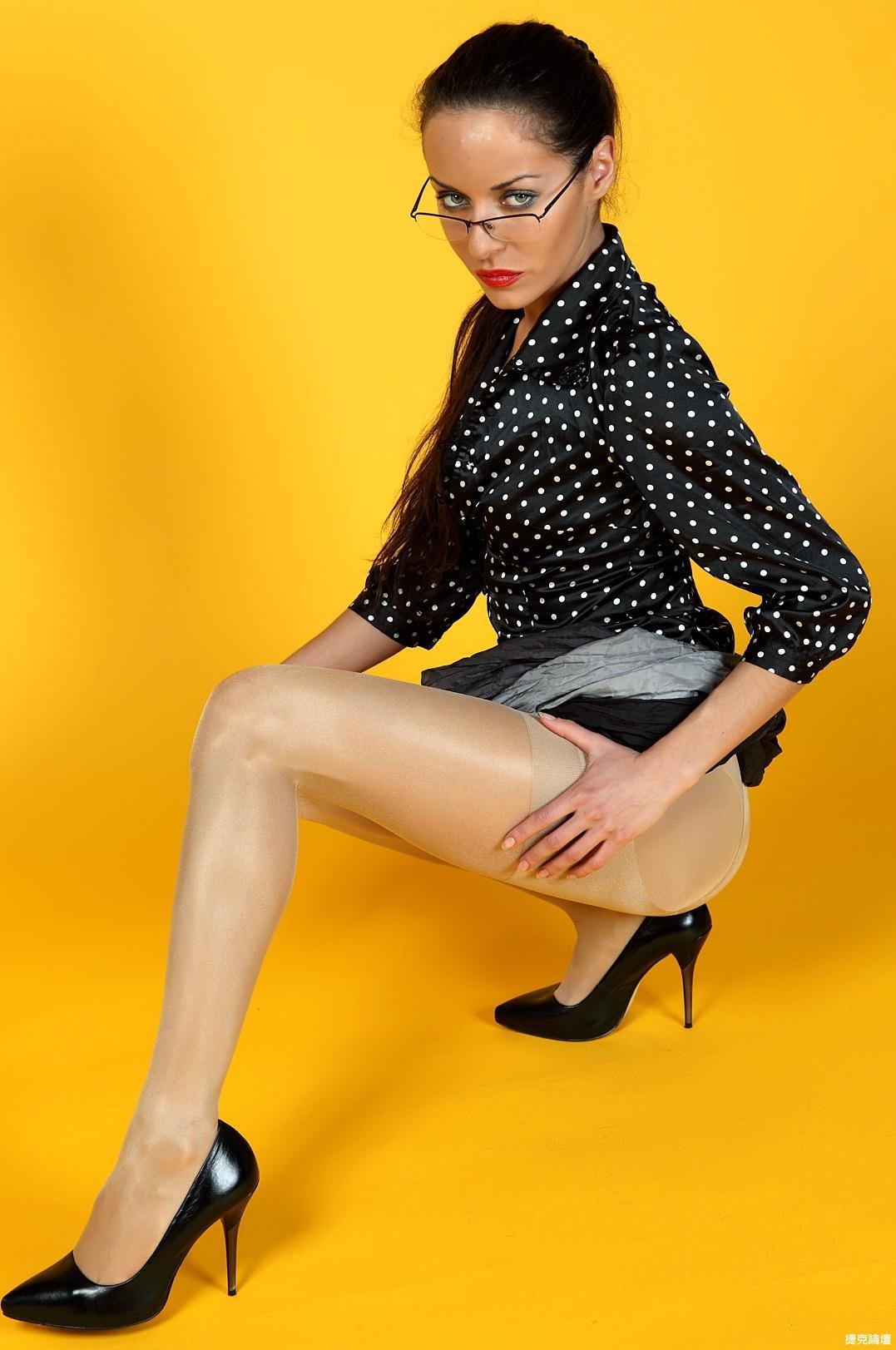 女老师的丝袜美腿美臀诱惑41P(12)