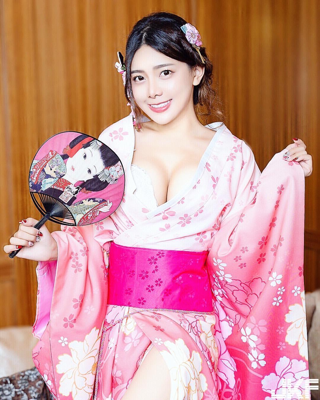 大眼恋爱系直播主「Iris霍萱」笑容甜美　直播时画面总是被塞满满！(13)