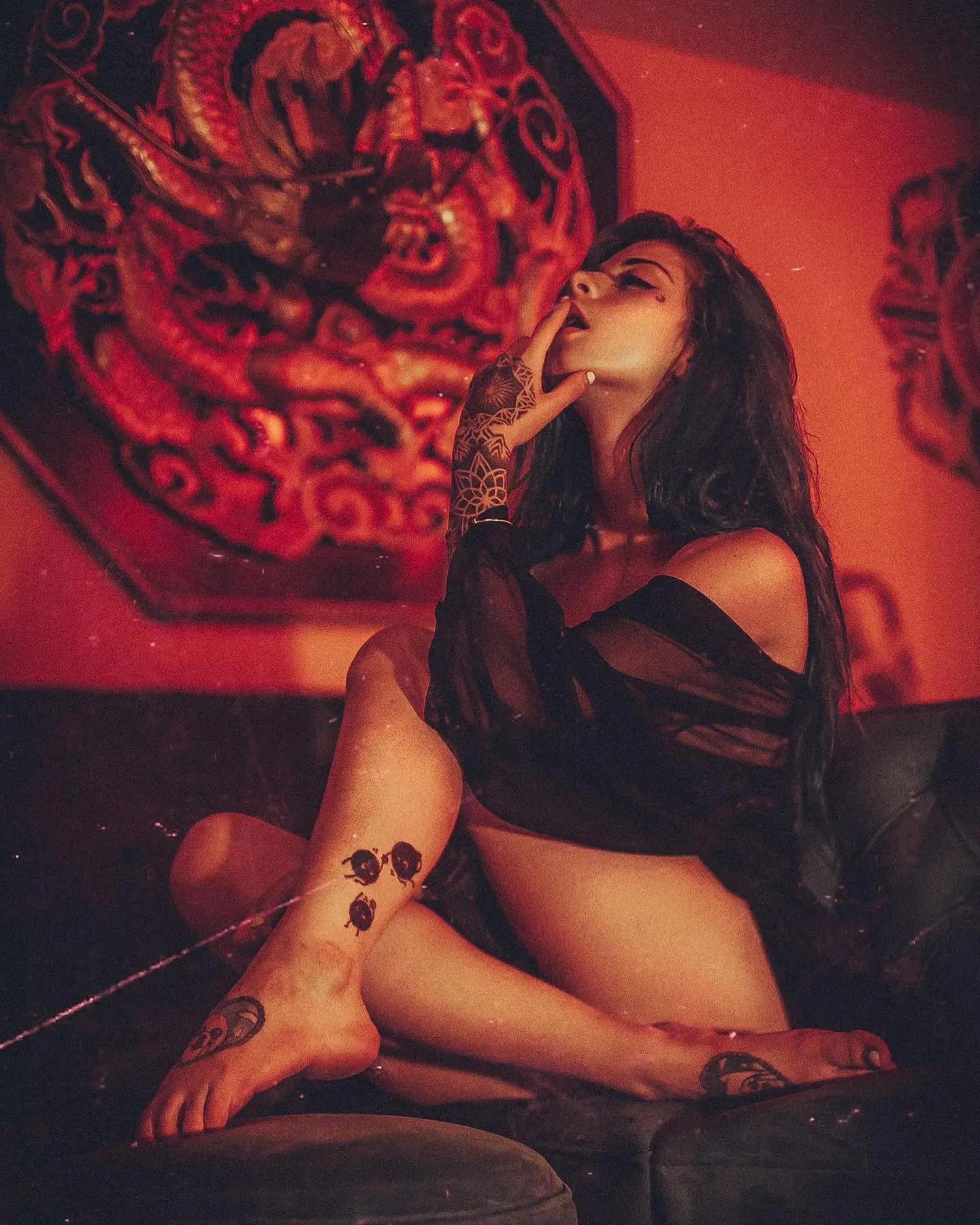 贫乳逆袭！狂野妹尺度一开收不住　风骚色气穿过萤幕乱喷…越看越上火(5)