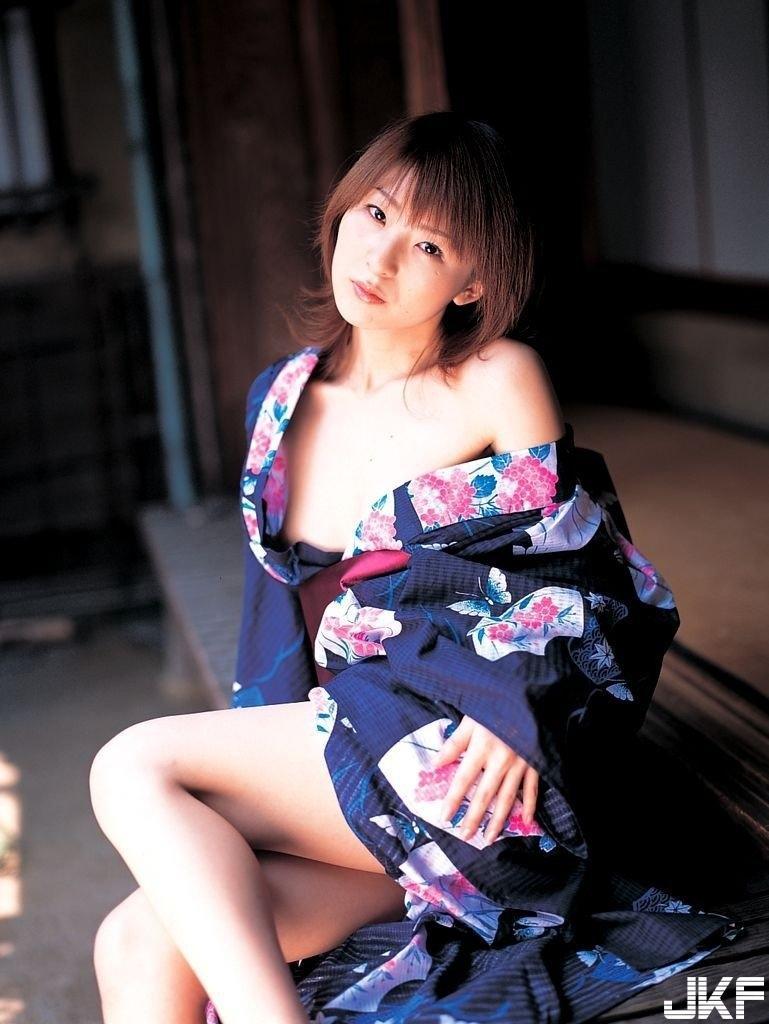 浴衣を脱いでオッパイ出したり裸になる大和抚子たち(2)