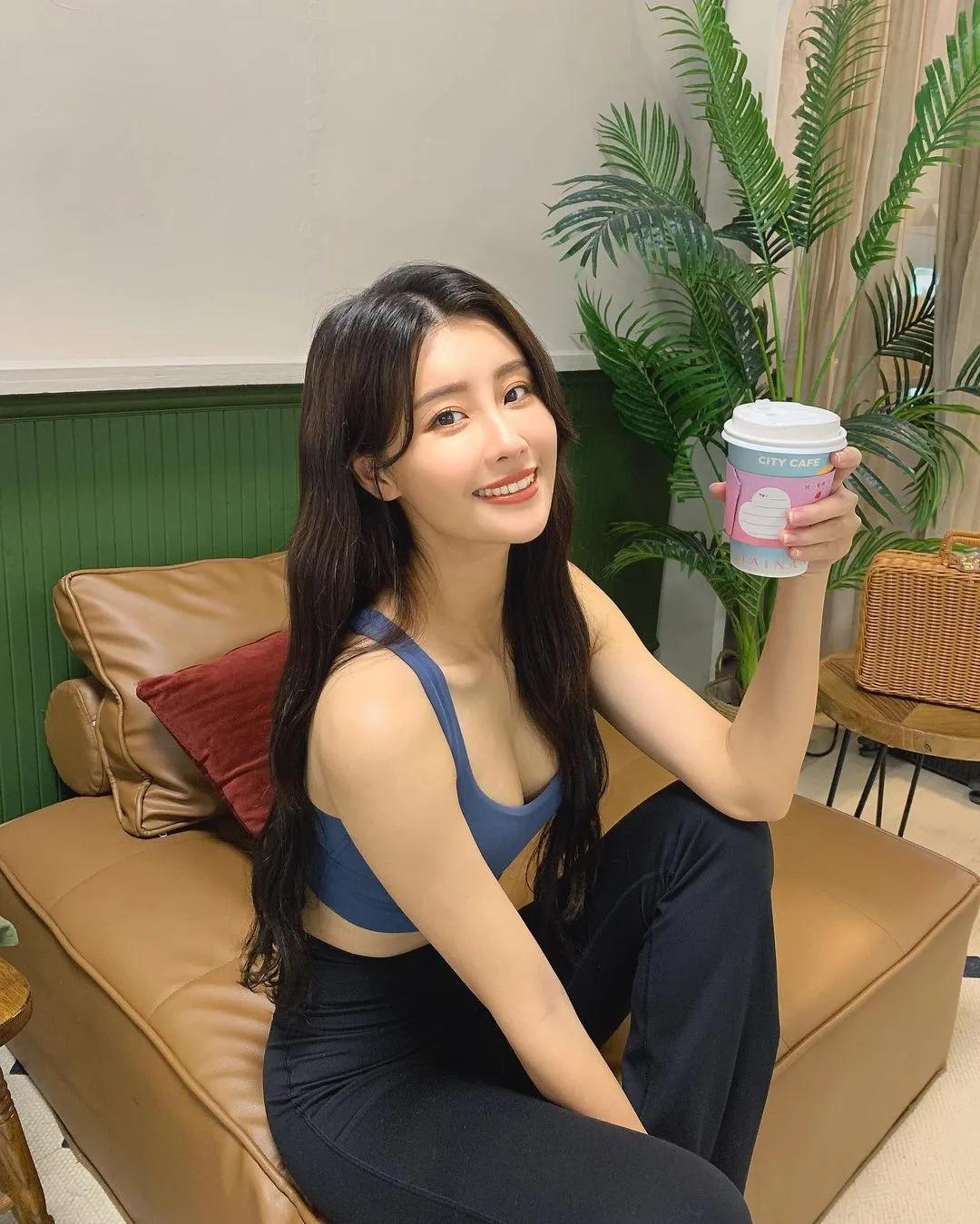 「林真亦YUNA」逆天身材超诱惑 邪恶曲线展现女人味(19)