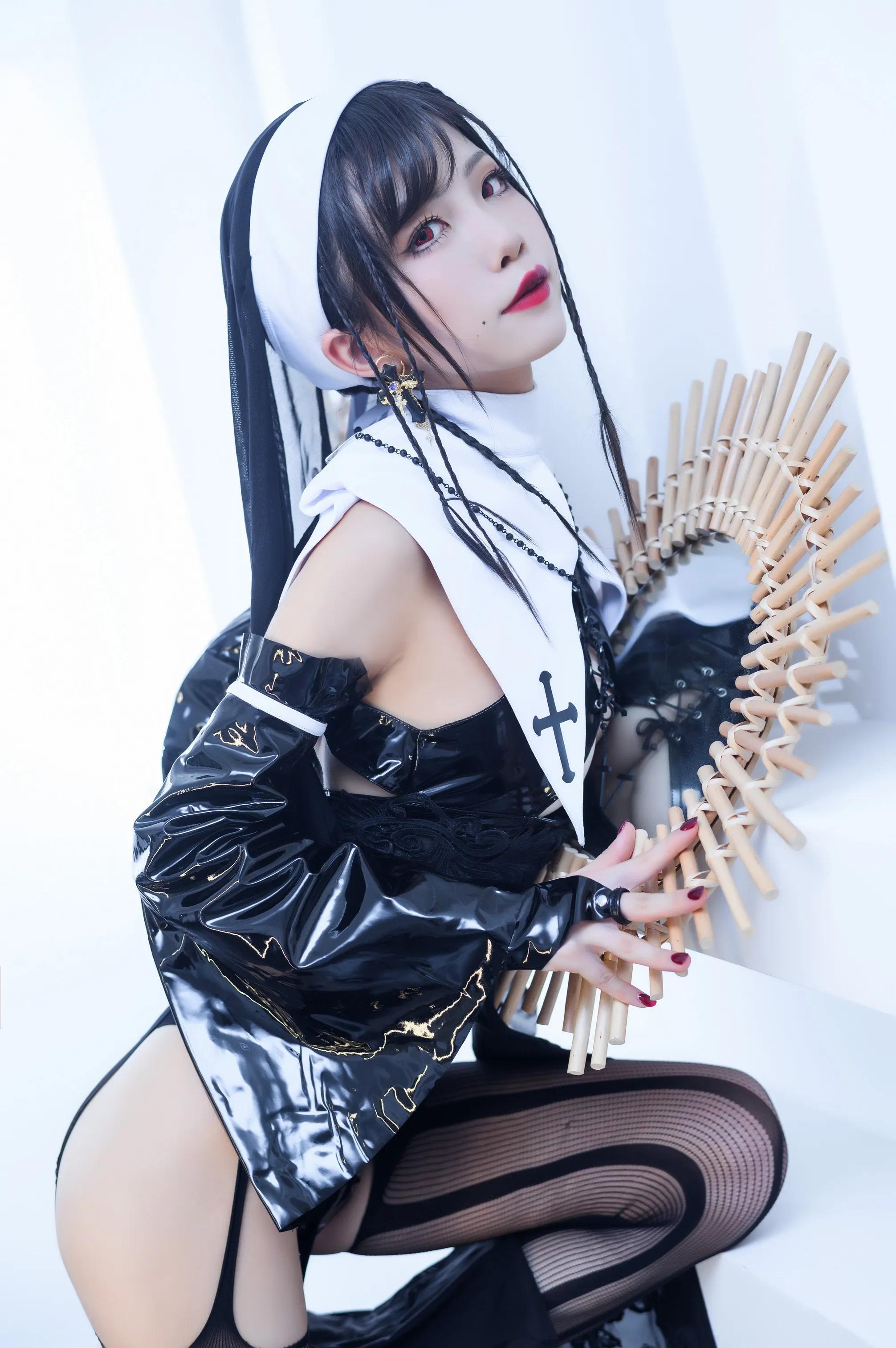 水淼Aqua《性感修女》激晒美腿使人忏悔(37)