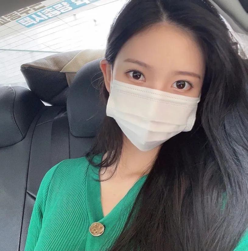 IG低调正妹「最爱对镜自拍」，「性感连身造型」曲线辣翻！-小湿妹图(3)