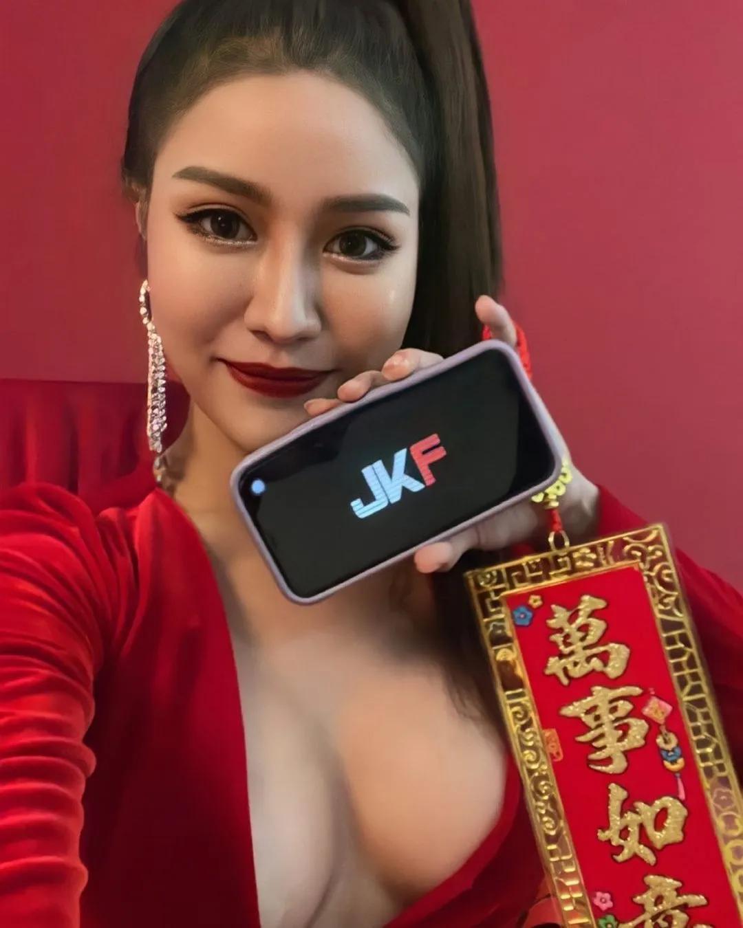 性感小秘书「毛毛」衬衫大开挺「E级雪乳」，黑丝吊带袜辣度爆表！(10)