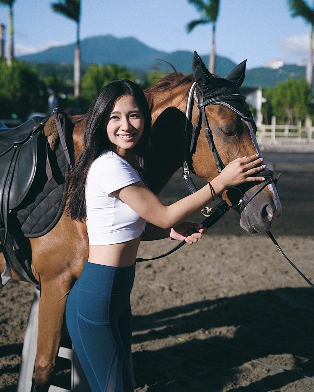 精神都来了！正能量美女「苏珊娜Suannah」灿烂甜笑超真诚，性感美体撼动整个绿世界！-小湿妹图(21)