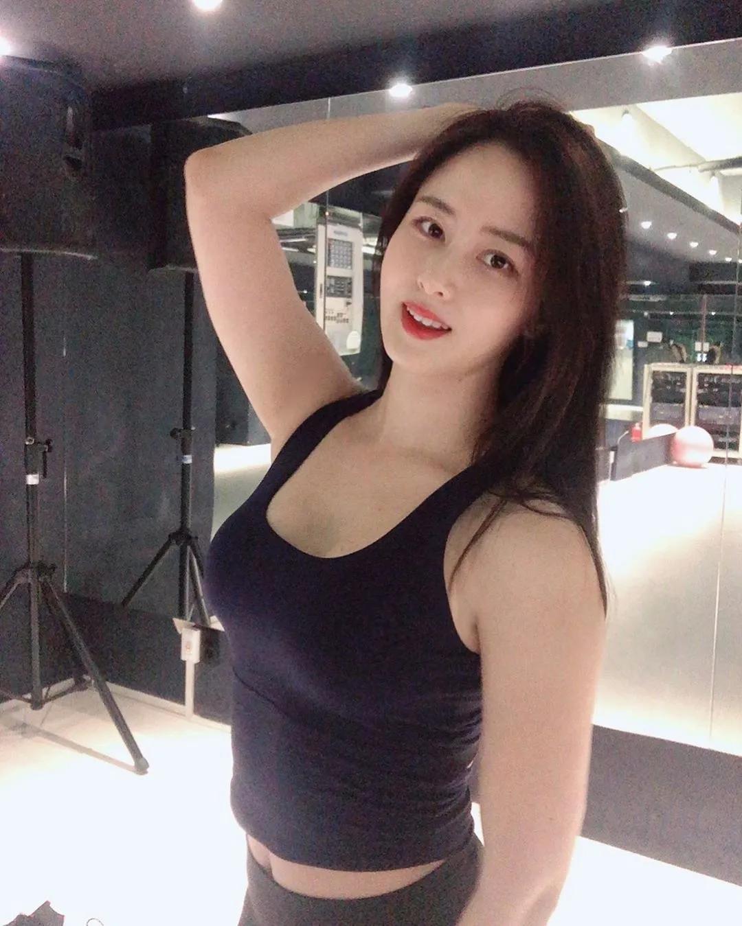 硬举到一半惊见「天菜健身妹」照镜火辣自拍　万恶「瑜珈裤诱惑」让人想去搭讪了-小湿妹图(10)