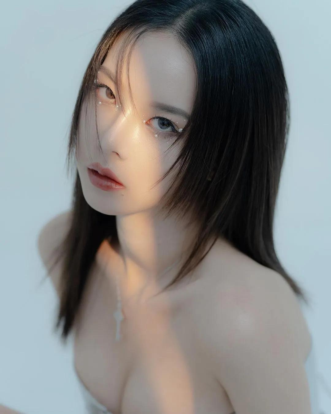 正妹「奎丁」低胸美乳超诱惑 曼妙曲线好性感(2)