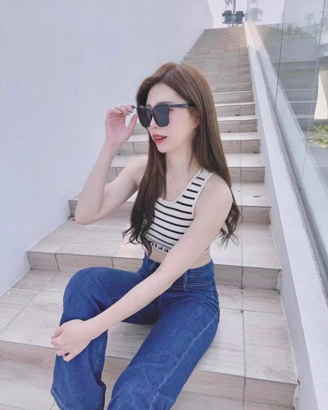 「EE（绫）」丰满胸型好 征服你的双眼