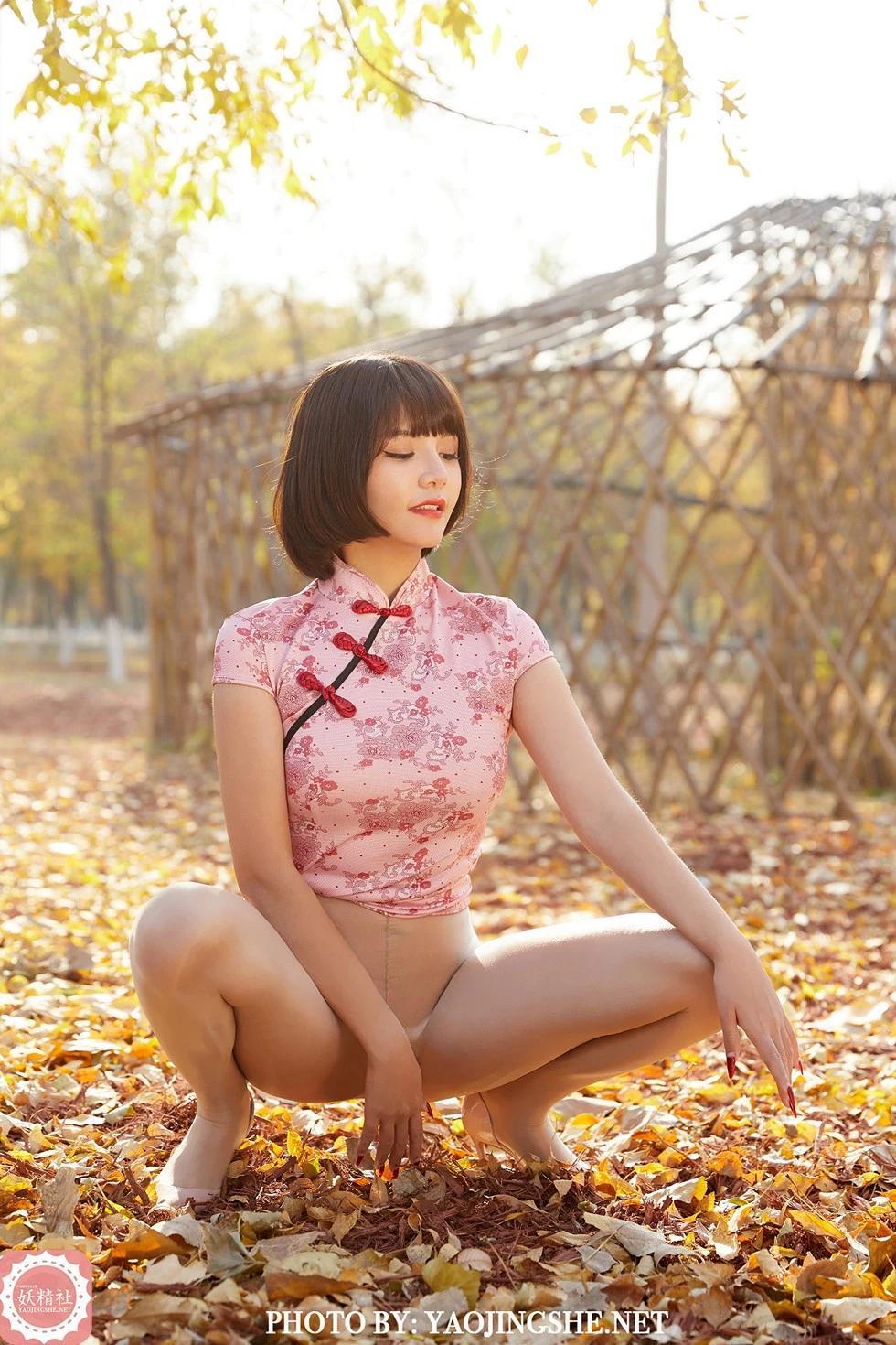 [妖精社]T2103_嫩模唐飛飛戶外粉色旗袍半撩露超薄無內肉絲褲襪秀美腿誘惑寫真37P(15)