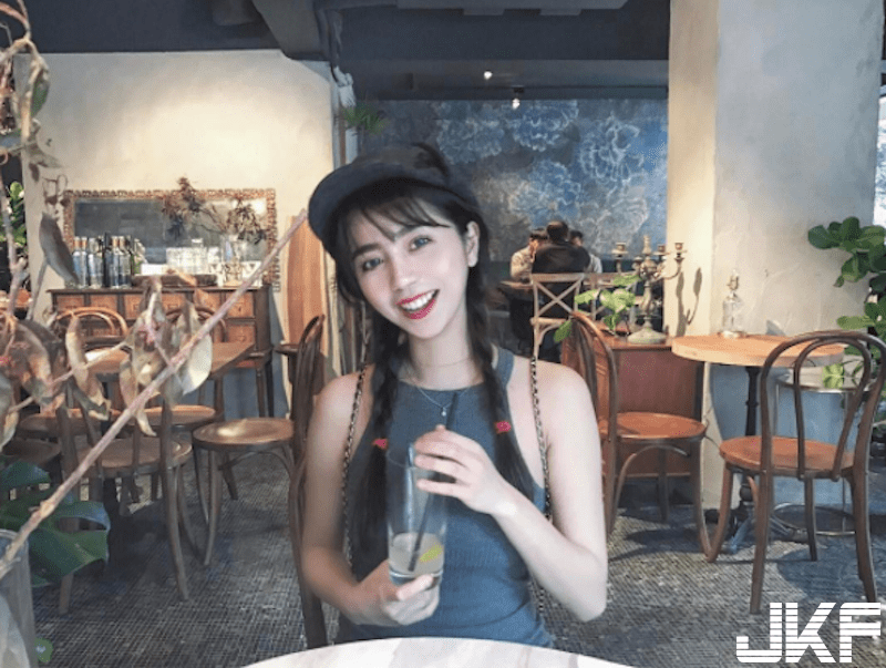 世新妹子94正！欧美系穿搭大方又自信！泳衣下的「侧乳深沟」画面好耀眼啊-小湿妹图(16)