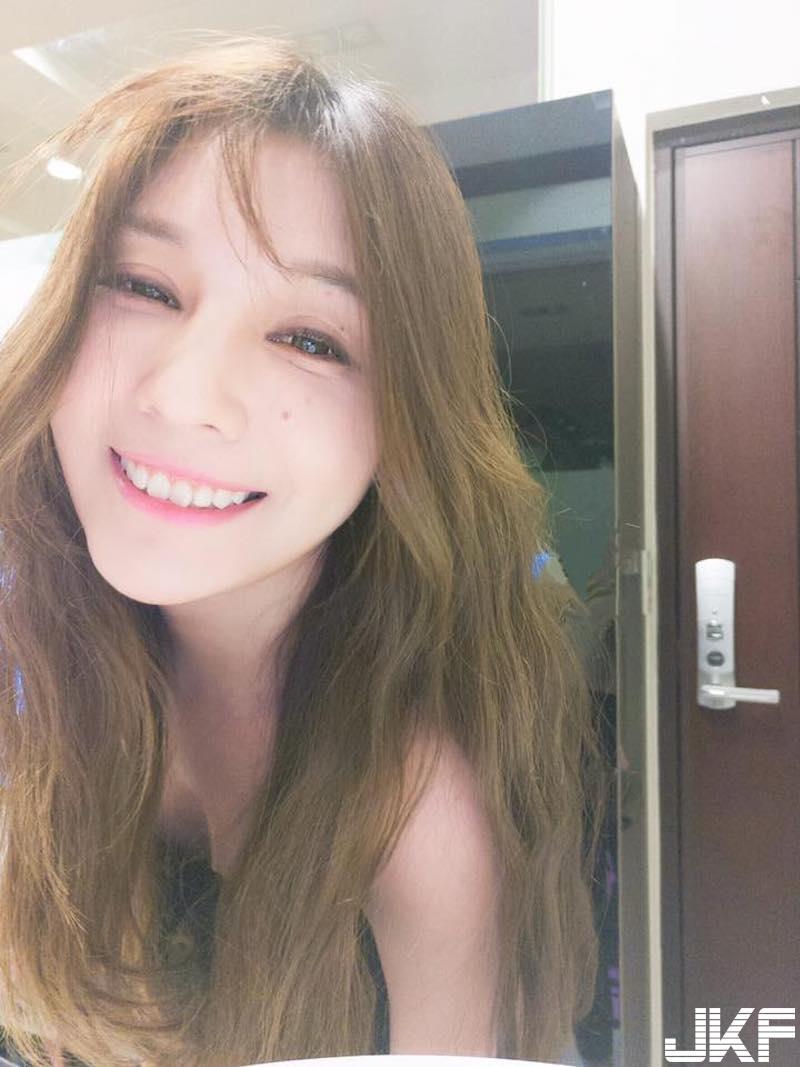 甜美「双马尾萌妹」班比～精致混血脸孔电力满满，背心下「傲人形状」好厉害-小湿妹图(8)