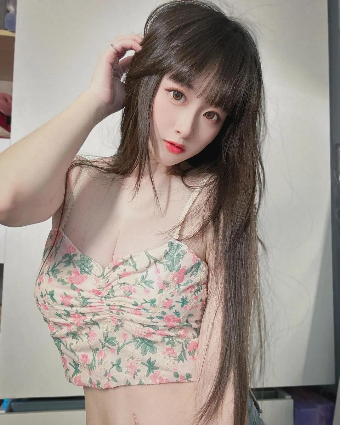 小只马正妹「薇薇」浑圆美乳好傲人 抚媚姿态诱惑十足(6)