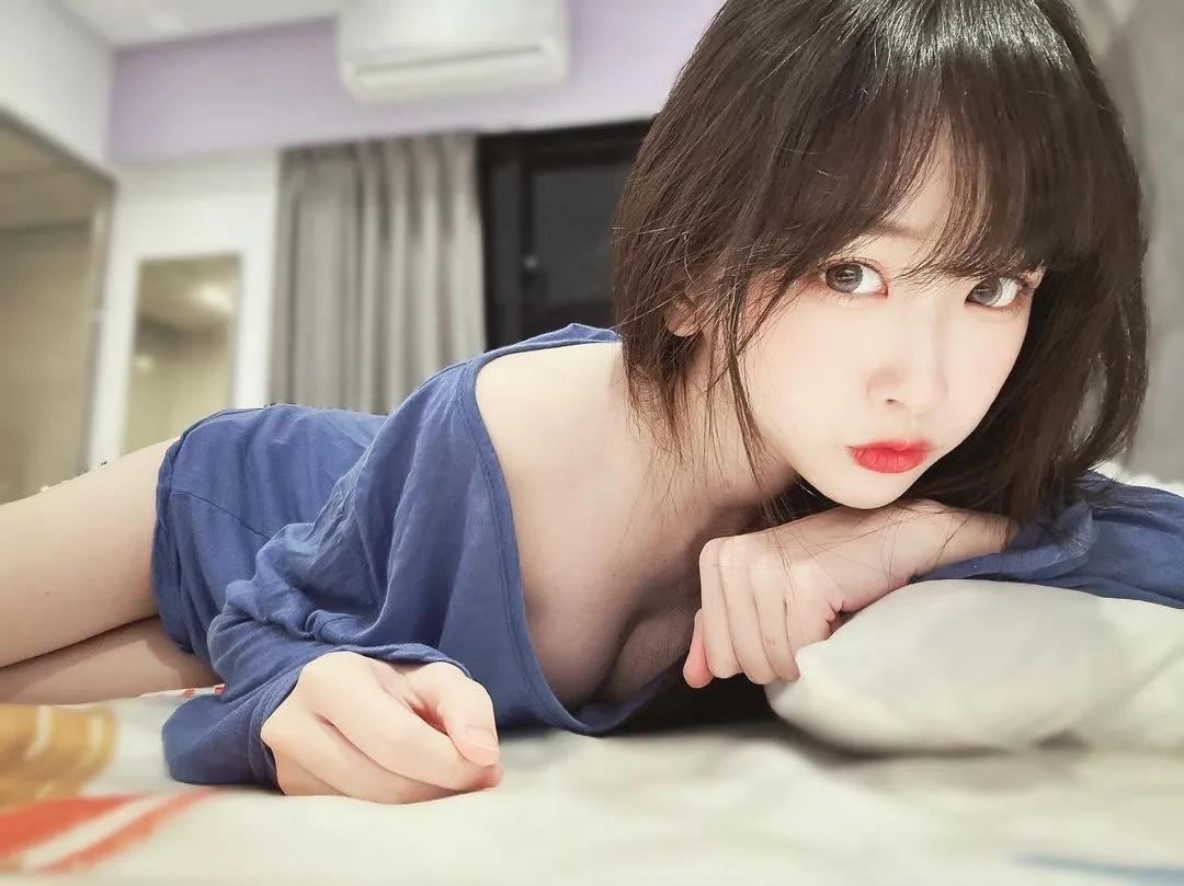 小只马女孩「薇薇」浑圆嫩乳大方秀出！养眼乳沟画面超火辣(6)