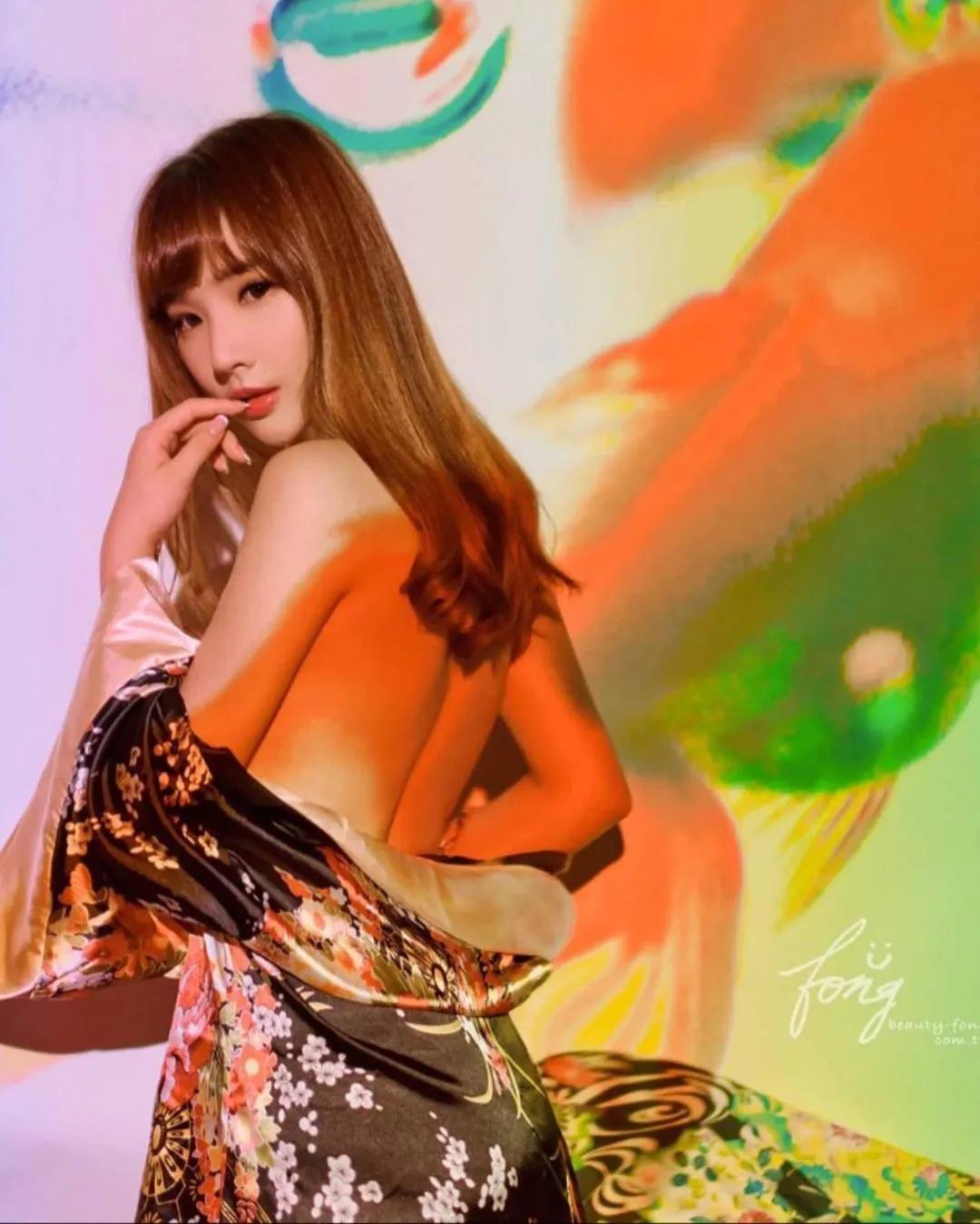 小苹果 穿上美美的服装....小露事业线好迷人(11)