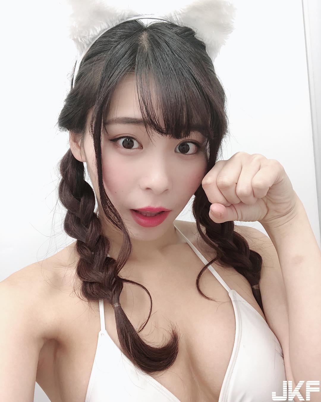 主人我饿了！「巨乳喵喵」餐桌等饭，「乳球外露」勾引主人这样可以吗！-小湿妹图(16)