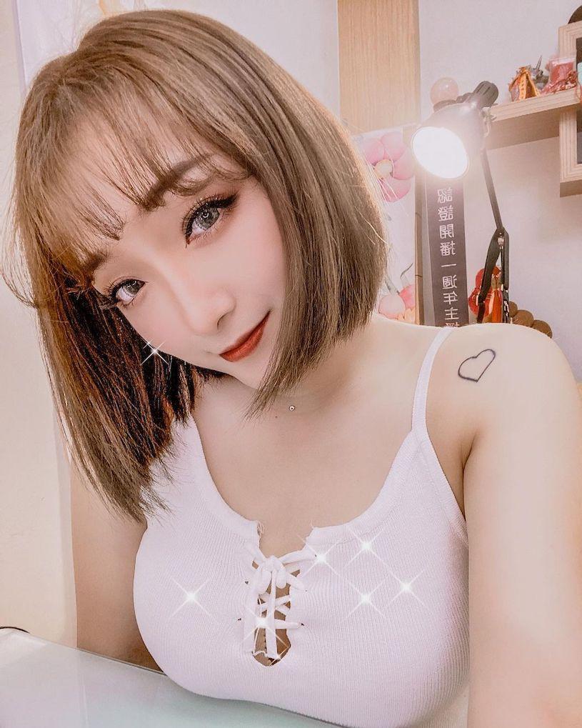 正妹直播主「黛爷」穿上火辣睡衣，「肩带下拉」画面好撩人！-小湿妹图(11)