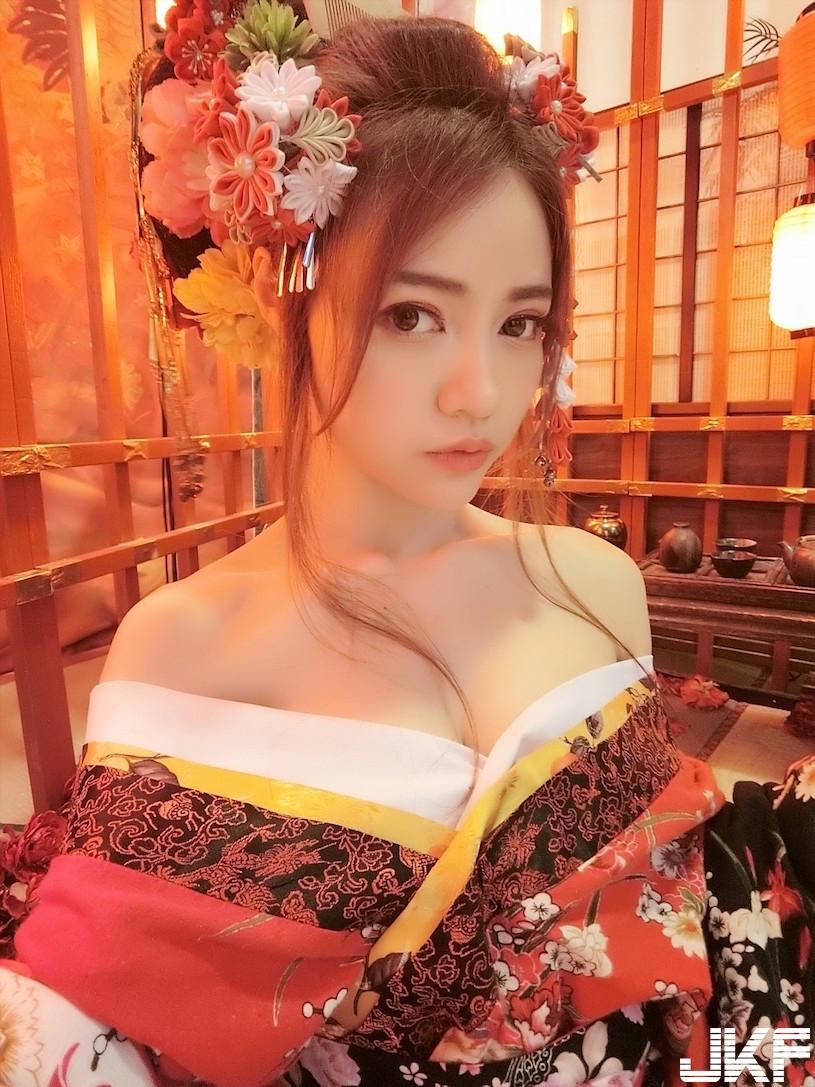 超可爱！甜美系「白皙美胸正妹」极品身材好犯规！满满的「制服诱惑」引人遐想…(13)