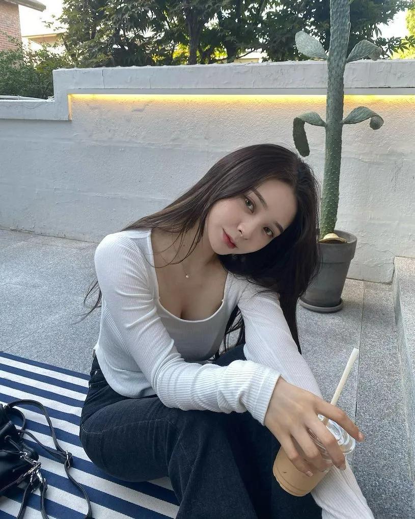 口罩正妹「上街打扮好火辣」，「浑圆的胸型」特别显眼！(11)