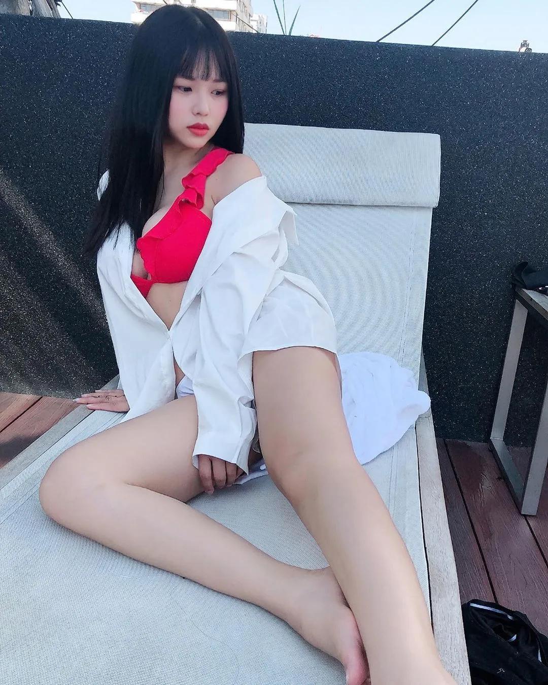 料都满出来！凶猛板娘「咪雅Mia Ko」寒流送上超辣气比基尼照，雪嫩美乳温暖男粉的心！(2)