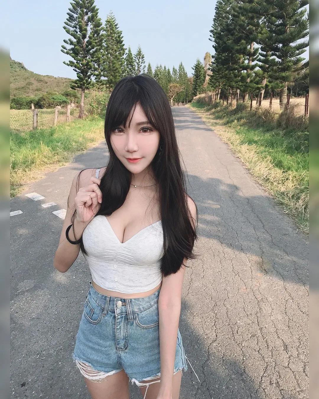 长腿妹丝琦浑圆美胸好傲人，秀「雪白美胸」画面好养眼！乳量有够沈重！(22)