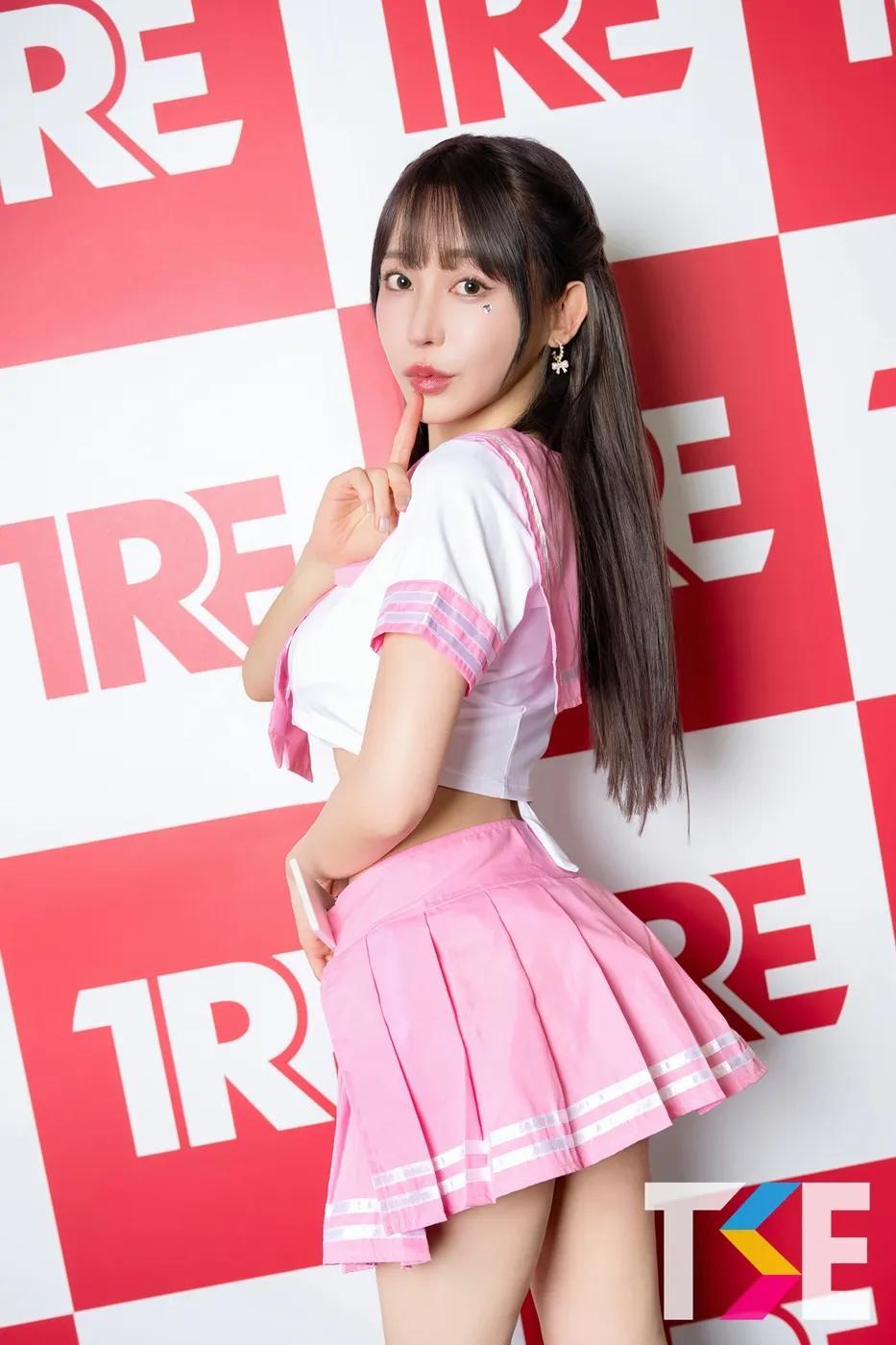 学妹这么辣谁想翘课啊！巨乳JK「七濑爱丽丝」教室里撩裙露小裤裤给学长摄！