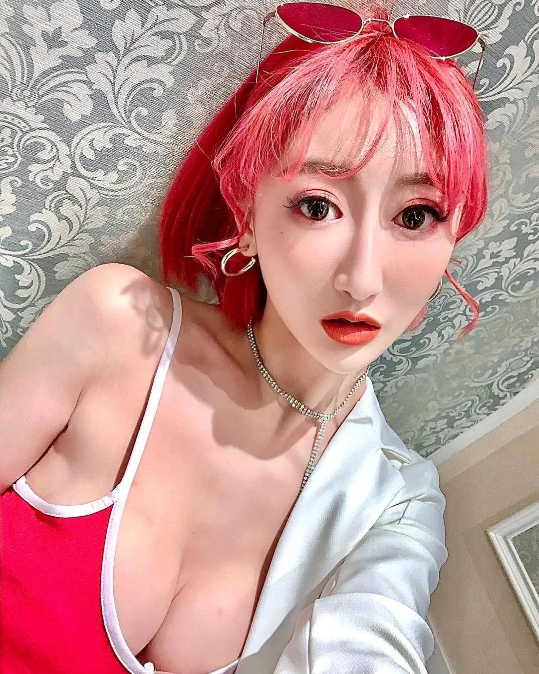 「Minnie妮妮」不只拥有一双修长美腿，更拥有Q弹紧实极品蜜桃臀