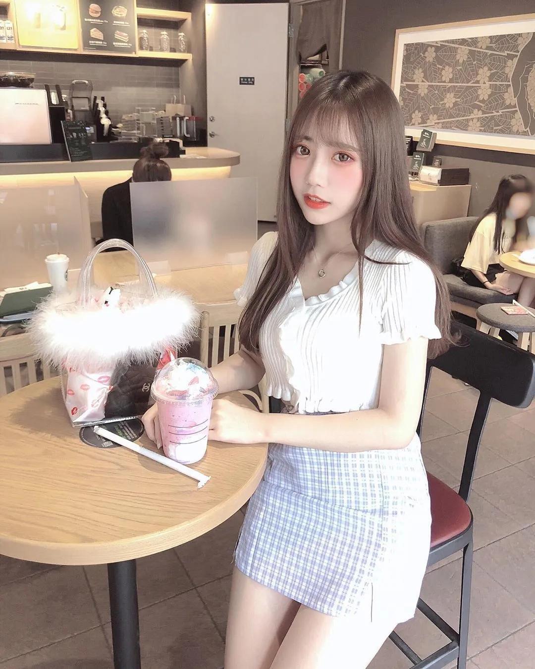 张七七 丰满的好身材加上白皙修长美腿实在太完美了(6)