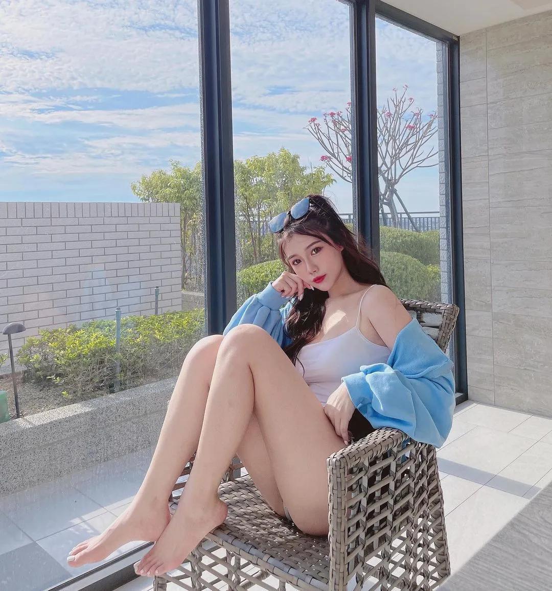 「天菜纹绣师」沙发上卷白嫩美体，「性感腿根」让人想一起废宅(16)