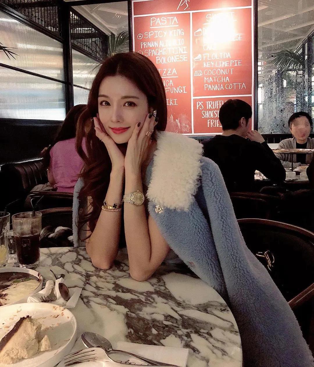 烧肉店发现「超胸小姊姊」美艳外型太撩人