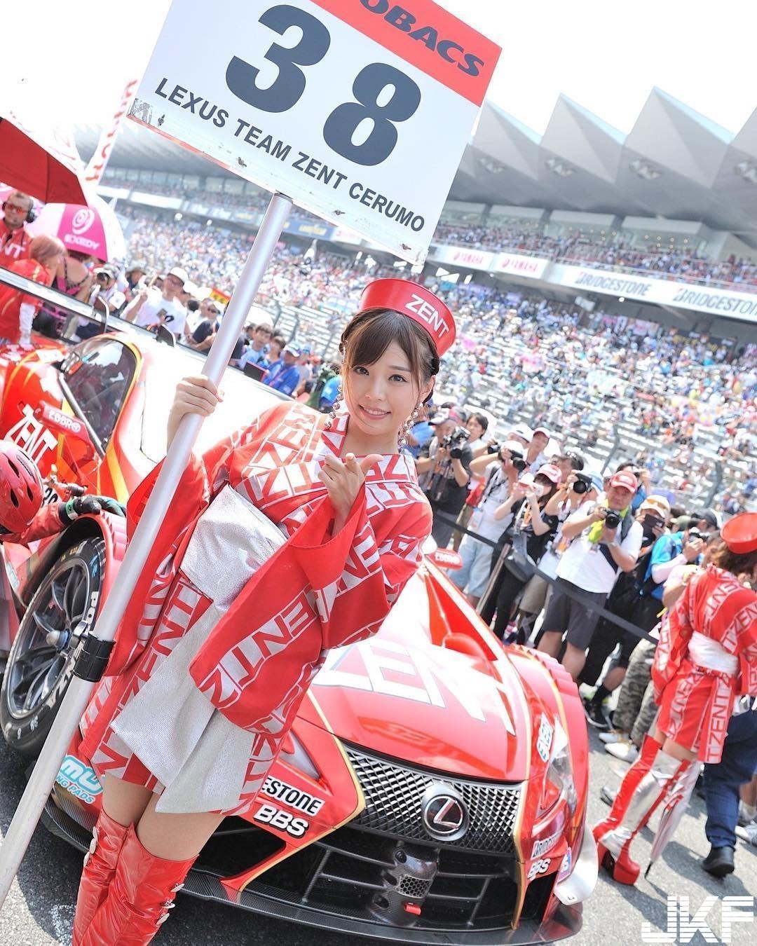 「甜美Race Queen」弯弯笑眼太迷人　突破以往尺度挑战上空秀美乳-小湿妹图(8)