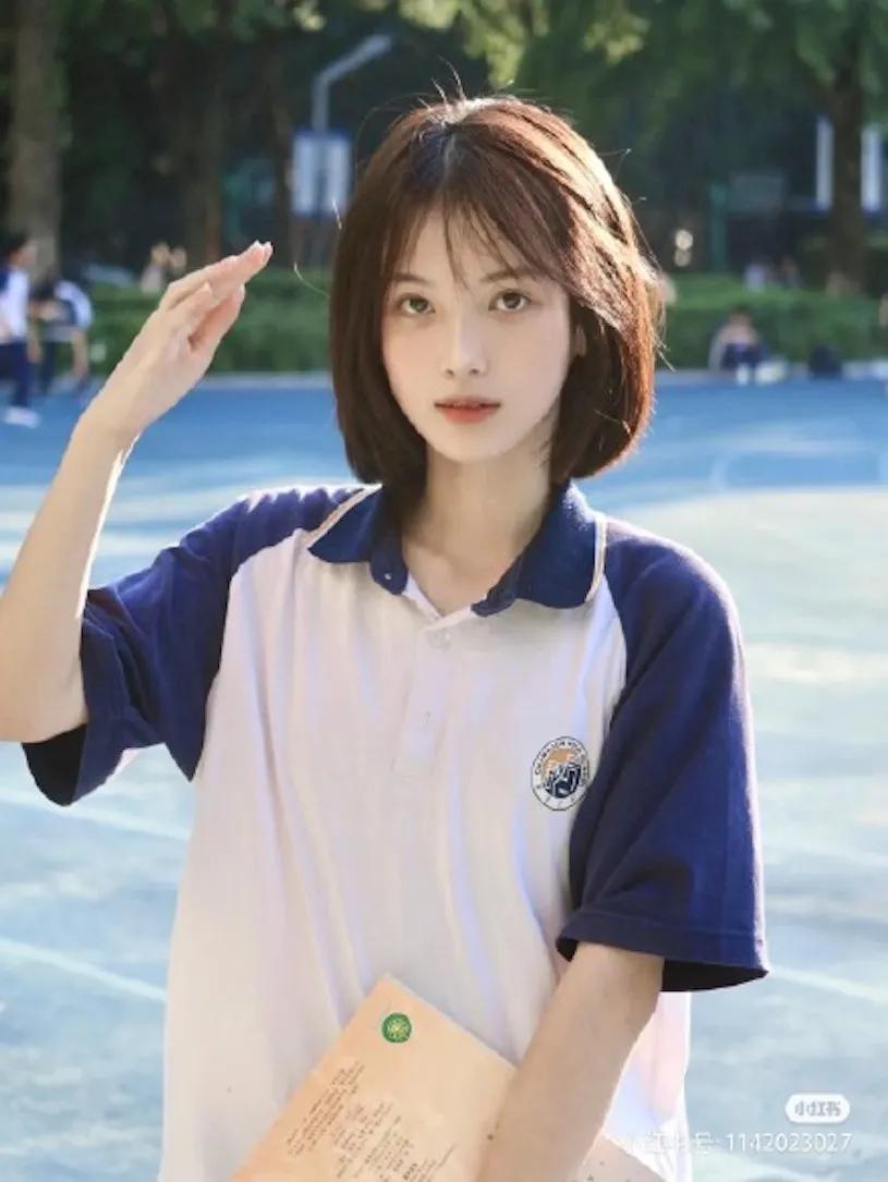 充满初恋感的「高颜值短发学妹」，「足足的少女感」路人狂回头！(15)