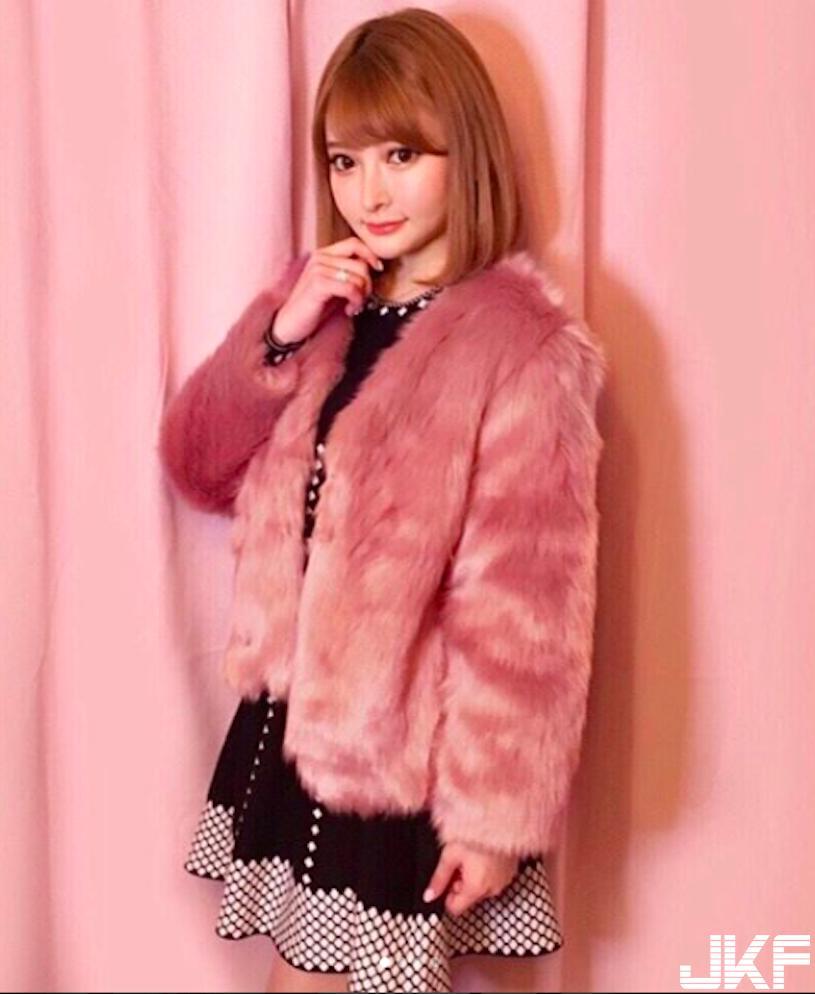 正妹爆乳喝星巴克，优质深沟「让人好想呵护在怀中」！(7)