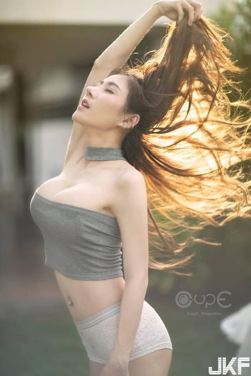 太夸张尺寸！「乳量凶猛正妹」弯腰大秀豪沟！侧面一看是两座「饱满山丘」啊！-小湿妹图(4)