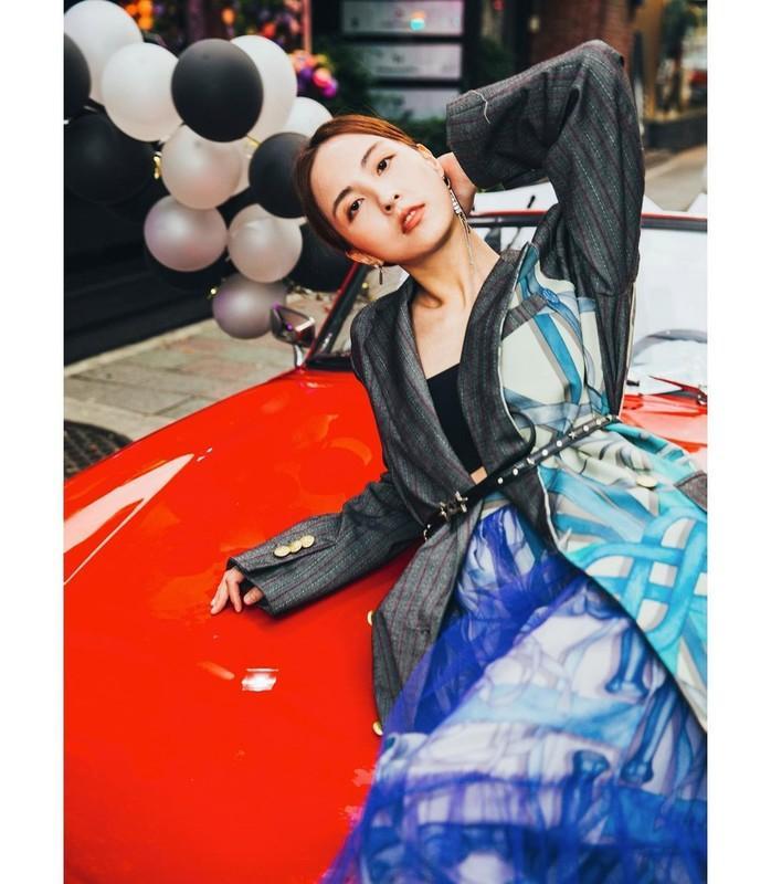 魏蔓超辣露背上衣只遮一半！这身材曲线辣翻网友(8)